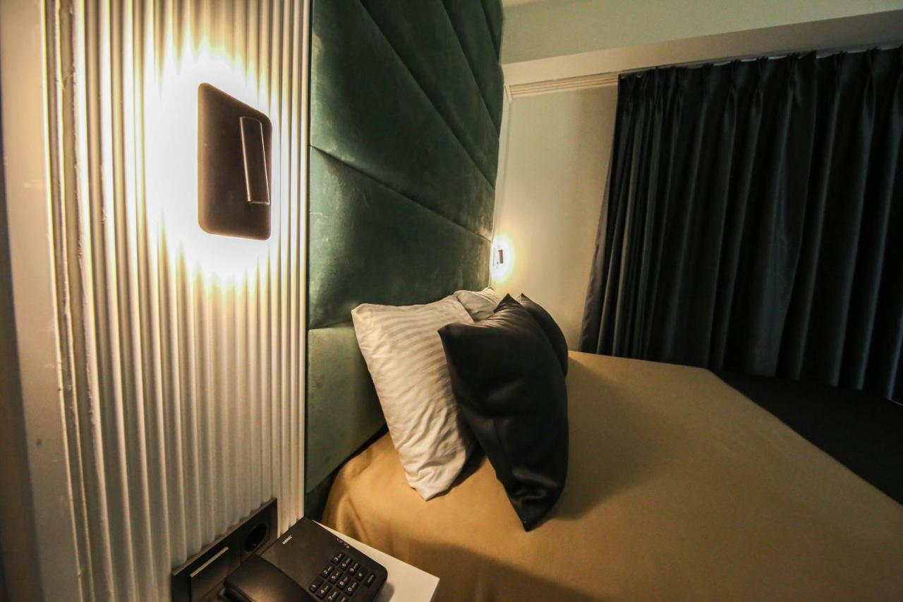 Axu Airport Hotel Arnavutkoy Exterior foto A room at the hotel