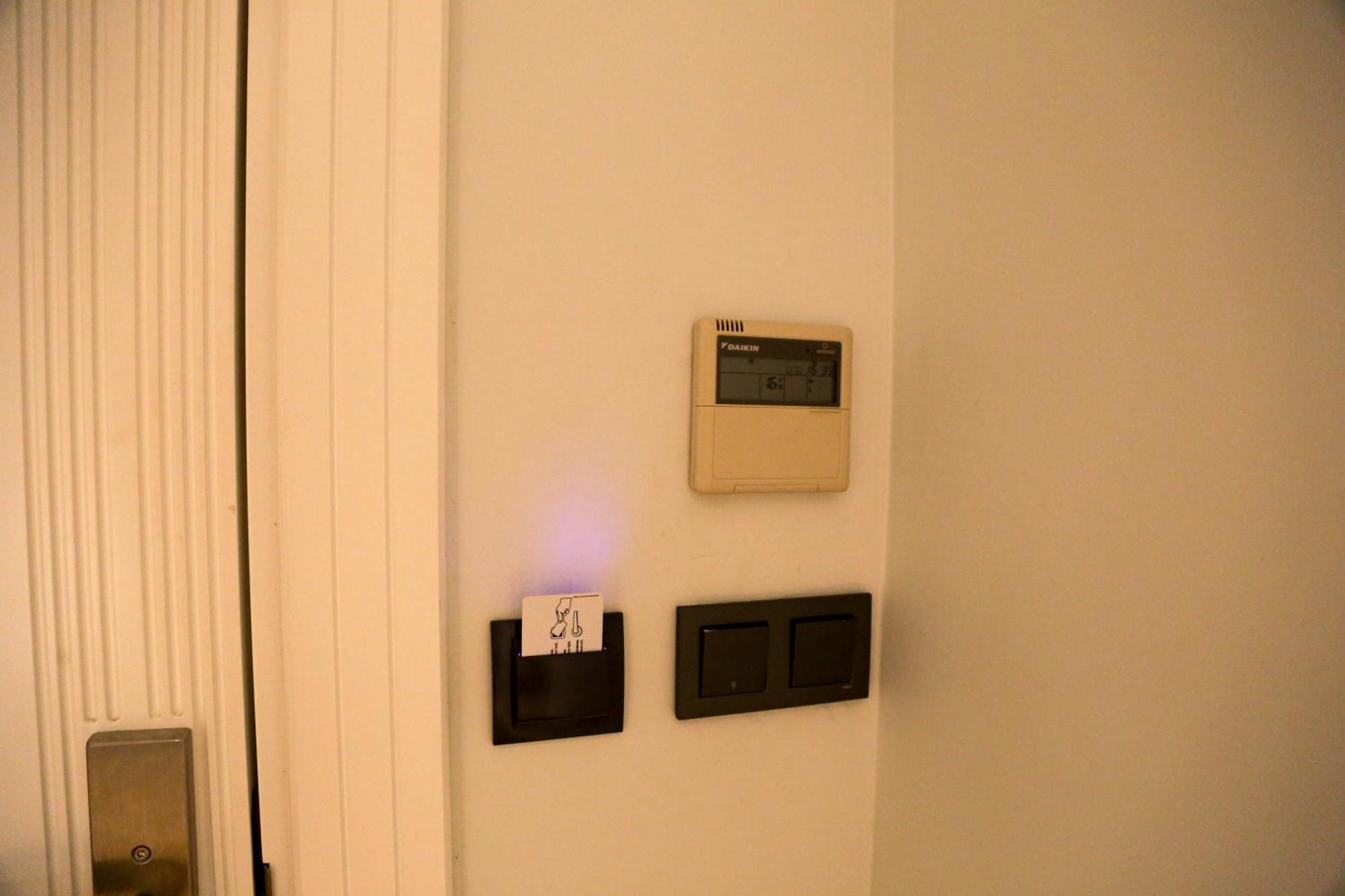 Axu Airport Hotel Arnavutkoy Exterior foto A Honeywell Home Thermostat