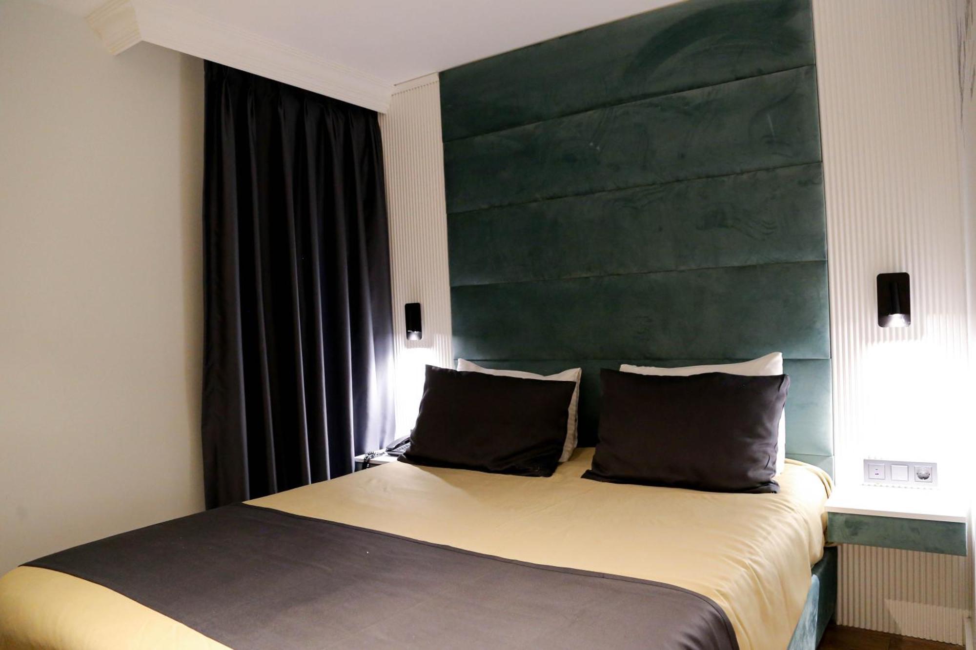 Axu Airport Hotel Arnavutkoy Exterior foto A room at the hotel