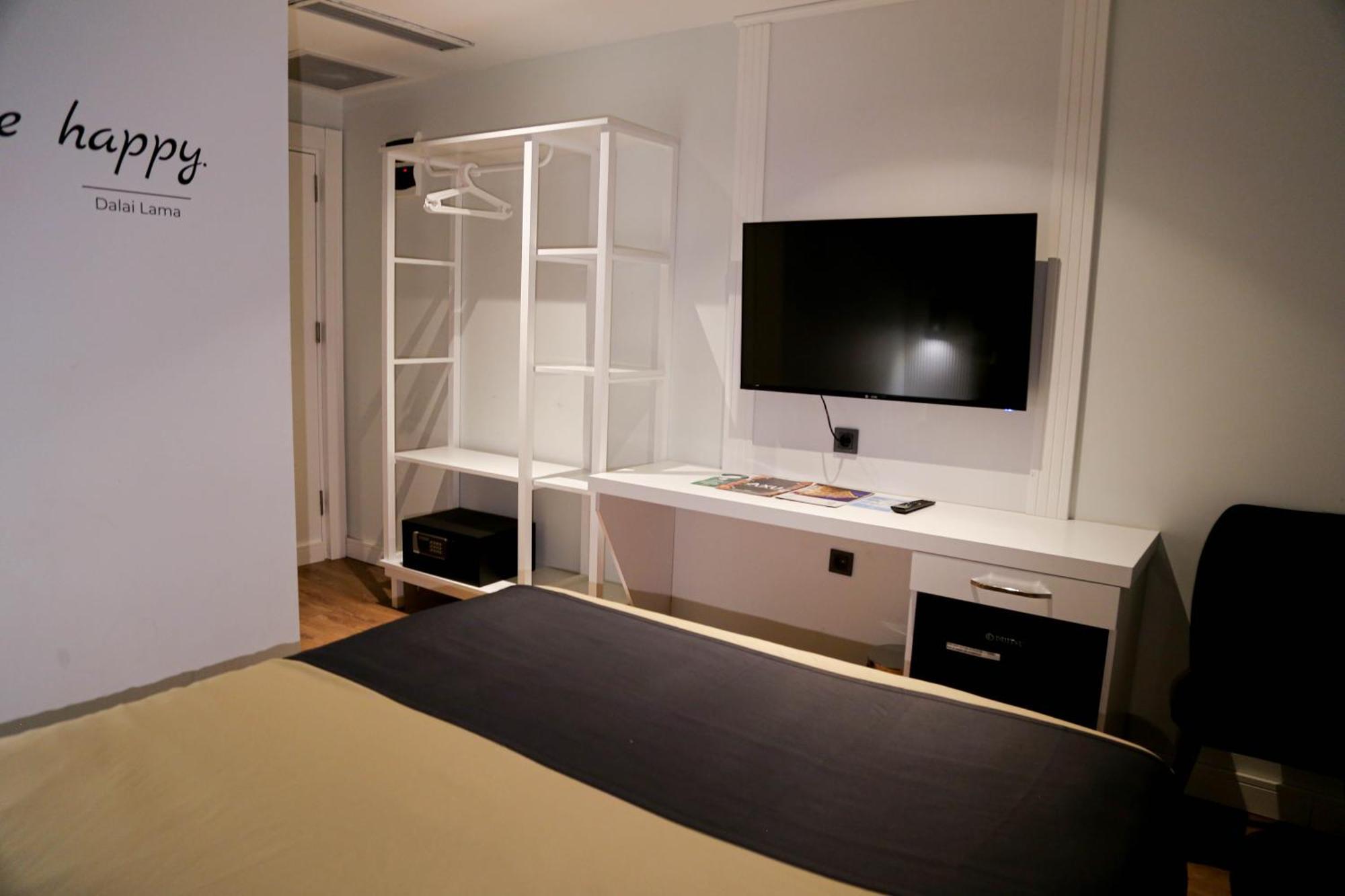 Axu Airport Hotel Arnavutkoy Exterior foto A room at the hotel