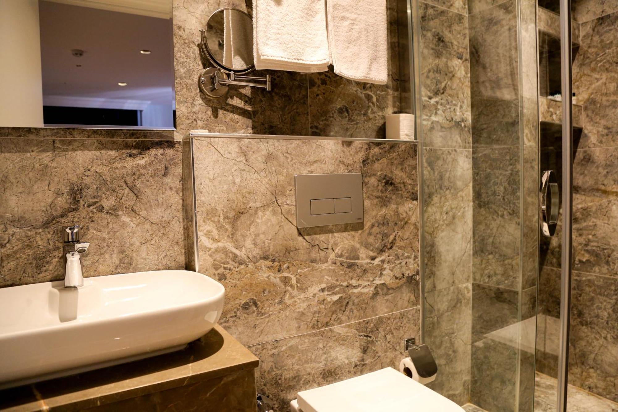 Axu Airport Hotel Arnavutkoy Exterior foto A bathroom with a shower cubicle