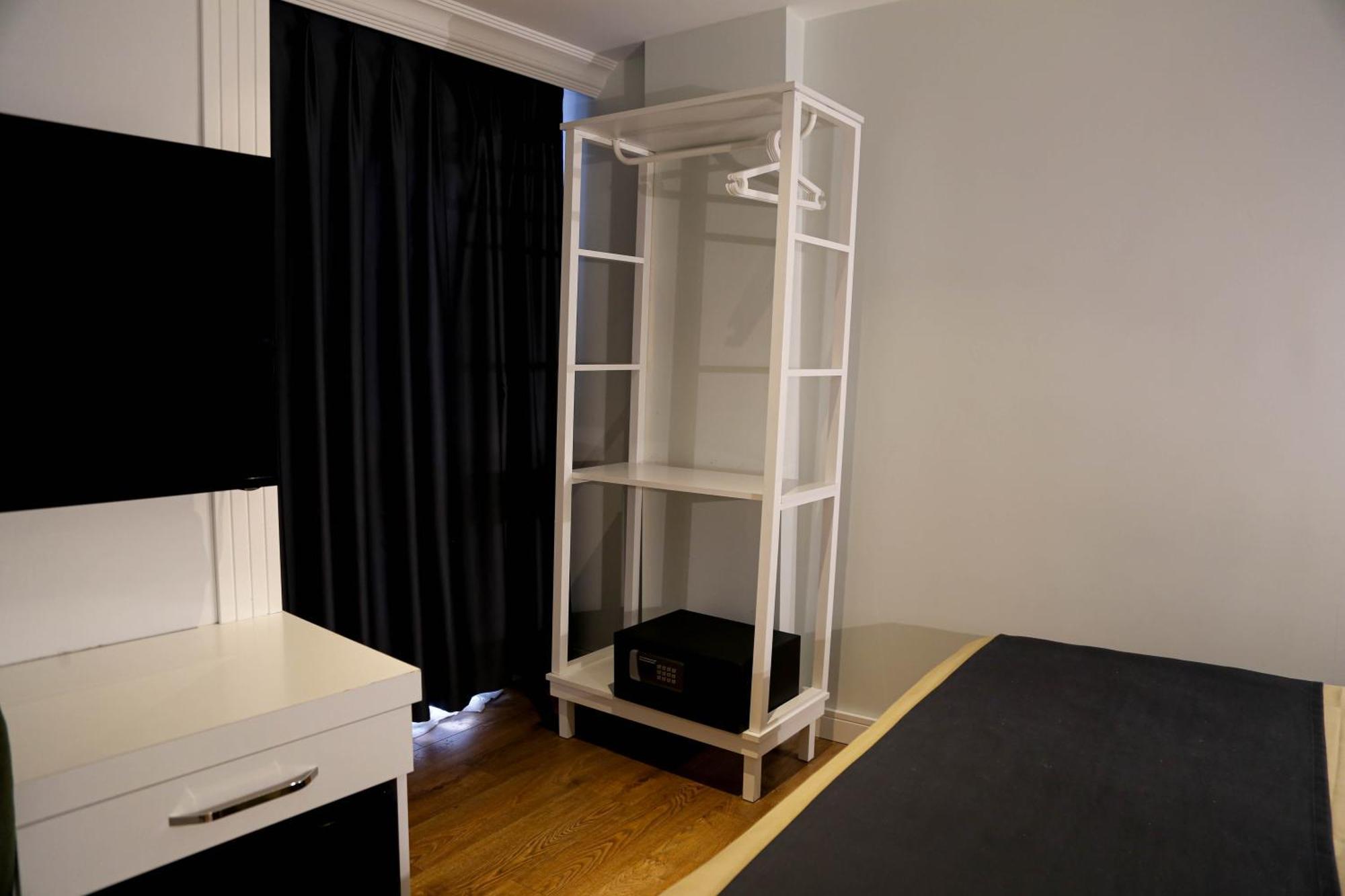 Axu Airport Hotel Arnavutkoy Exterior foto A coat rack