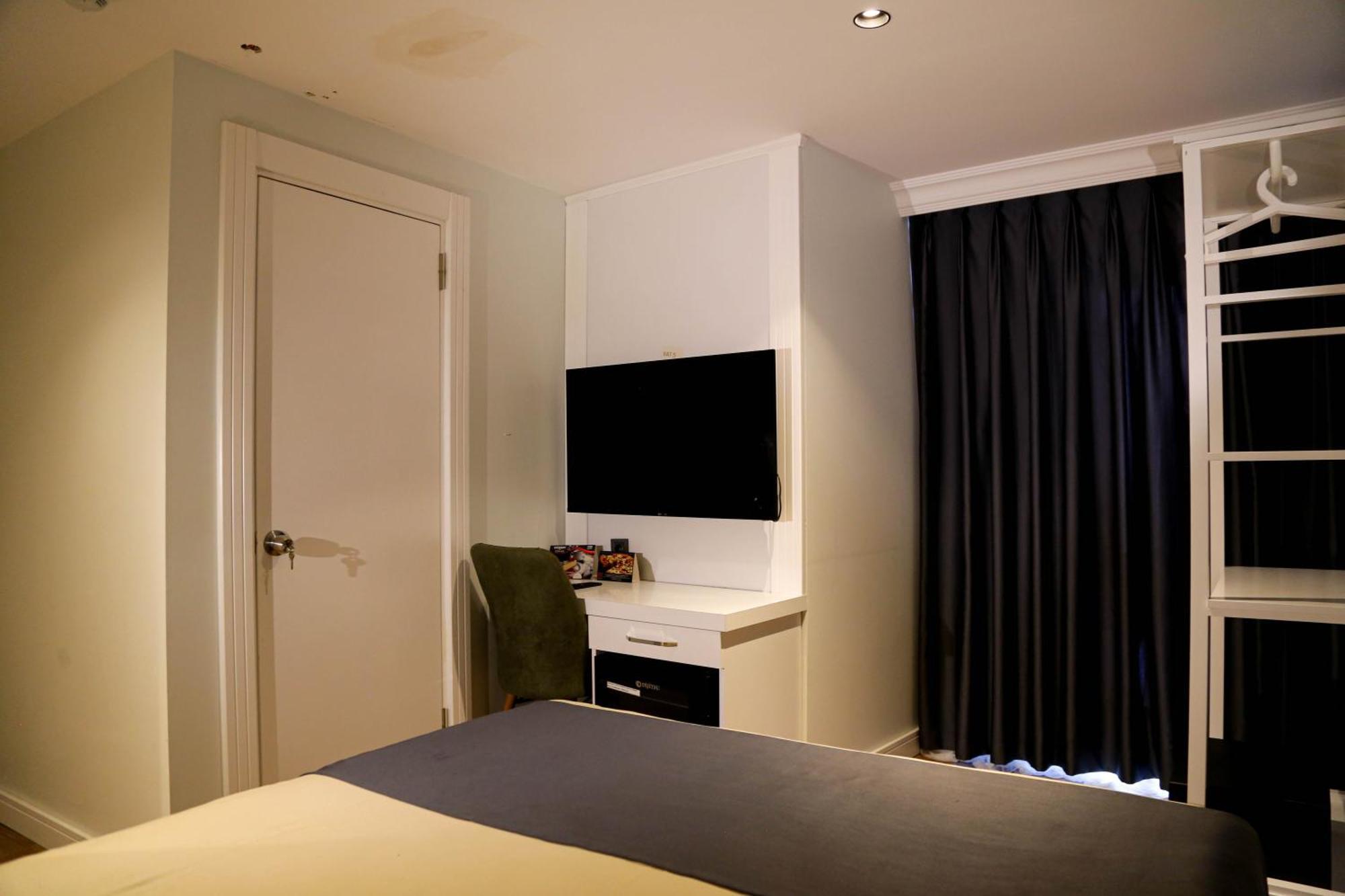 Axu Airport Hotel Arnavutkoy Exterior foto A room at the hotel