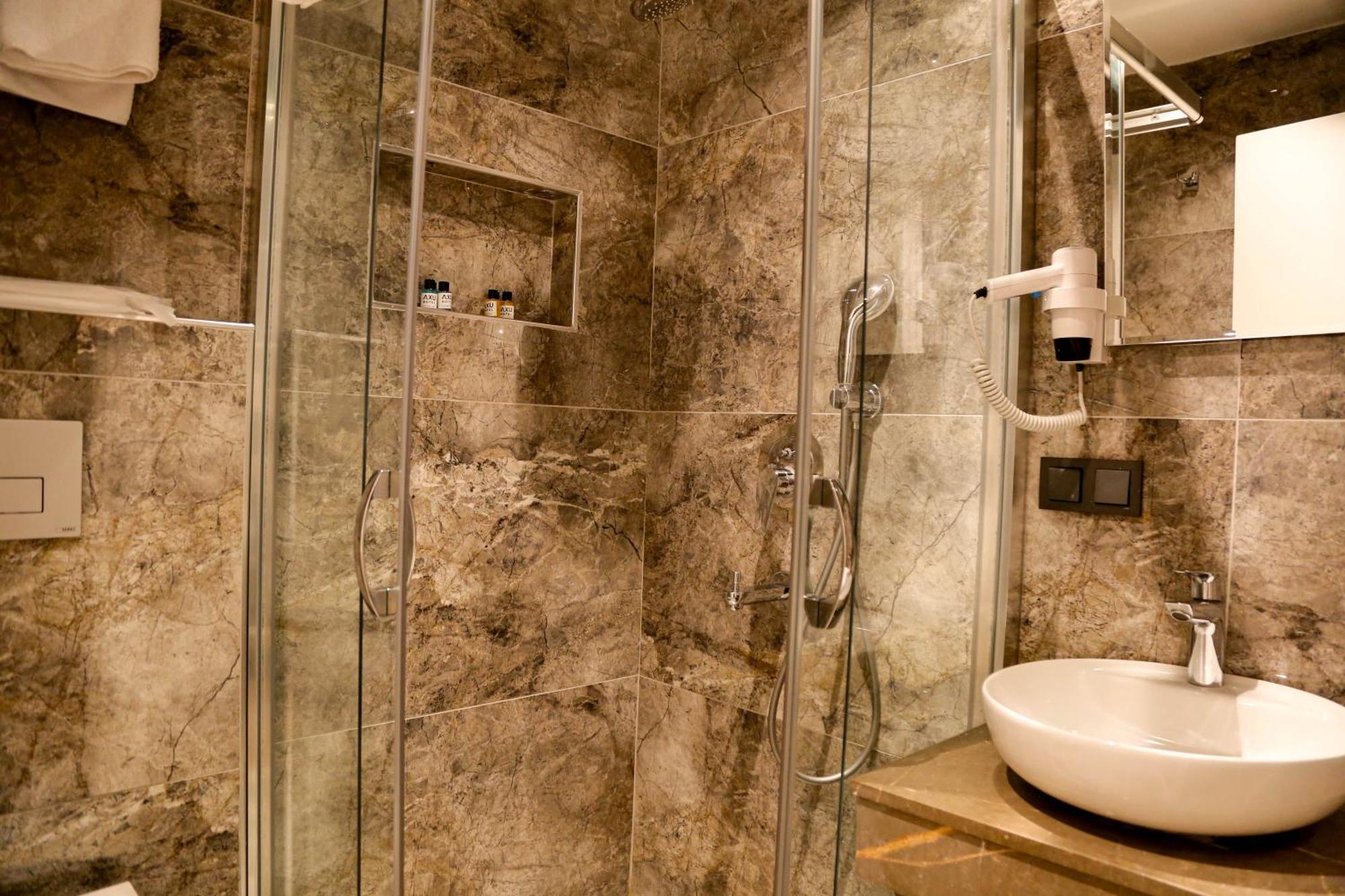 Axu Airport Hotel Arnavutkoy Exterior foto A shower enclosure