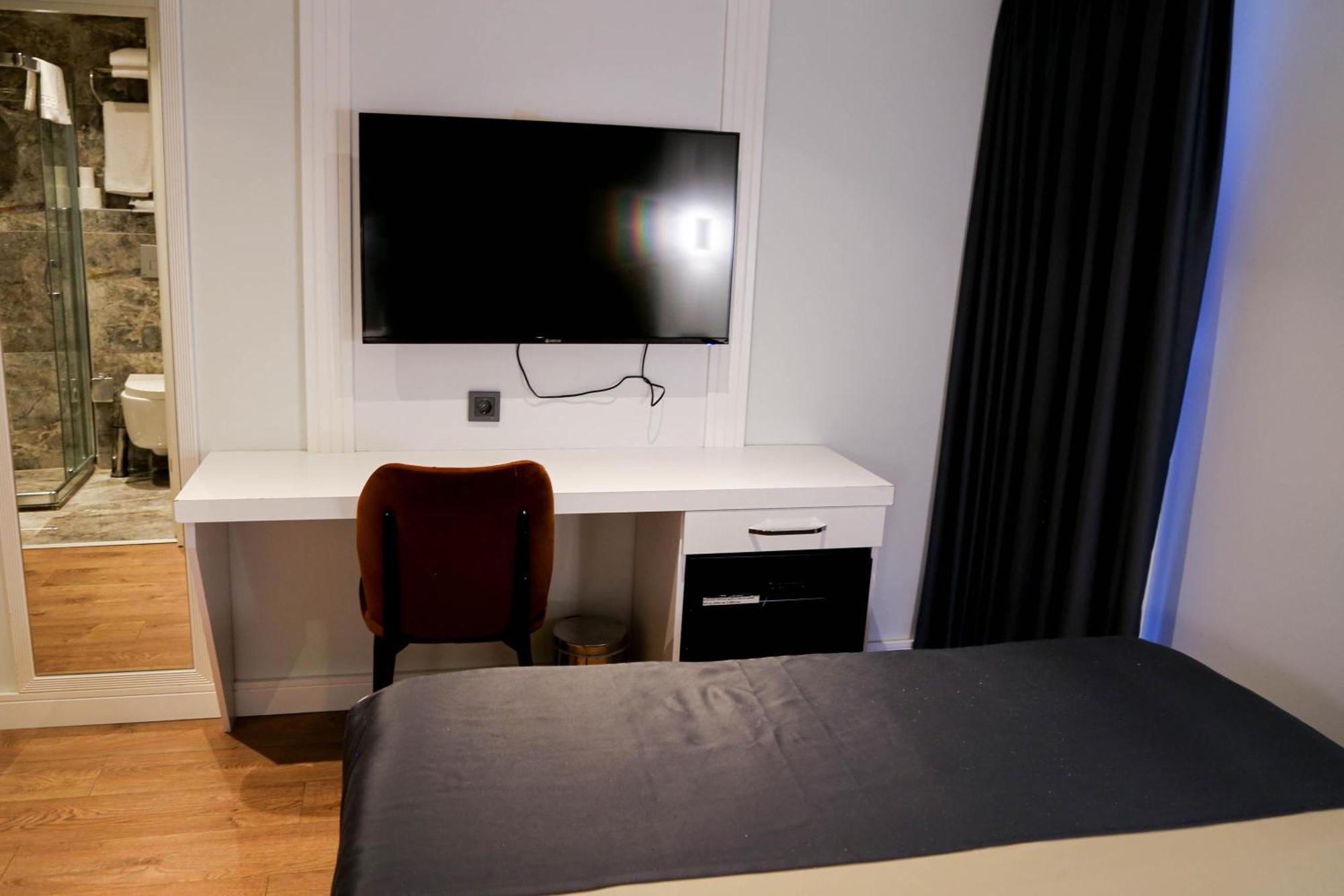 Axu Airport Hotel Arnavutkoy Exterior foto A television in a hotel room