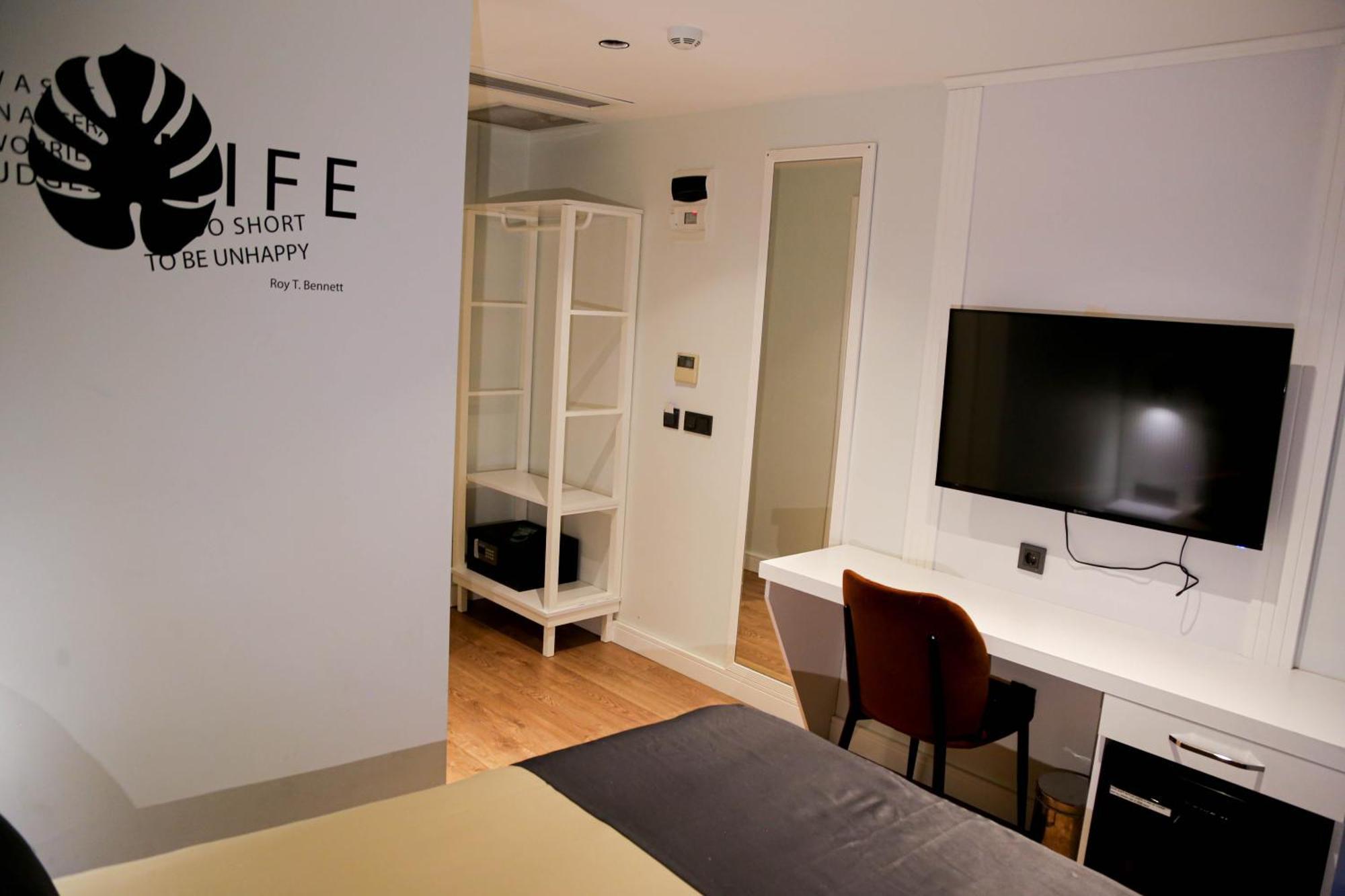 Axu Airport Hotel Arnavutkoy Exterior foto A room at the hotel
