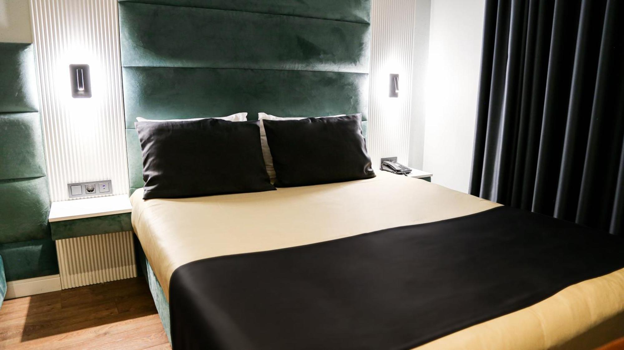 Axu Airport Hotel Arnavutkoy Exterior foto A bed with a bed runner