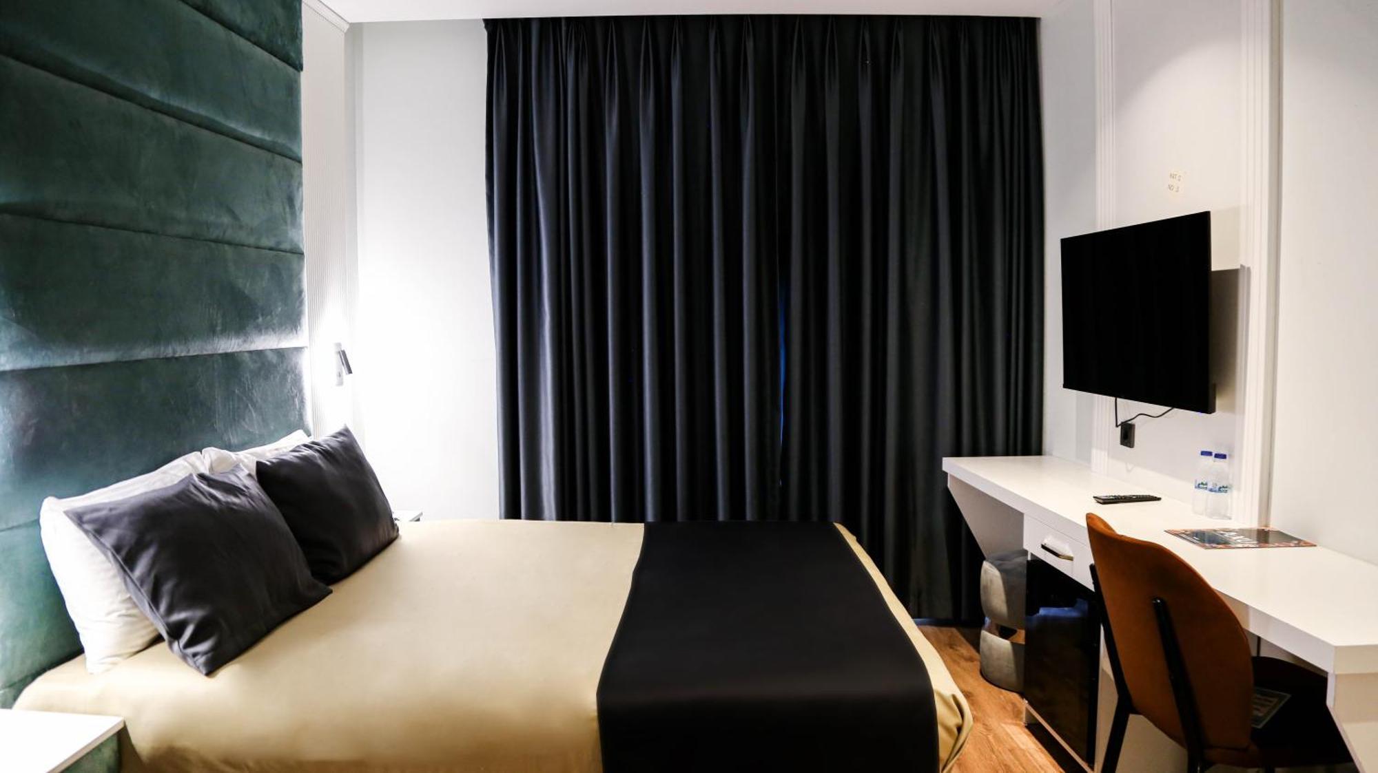 Axu Airport Hotel Arnavutkoy Exterior foto A room at the hotel